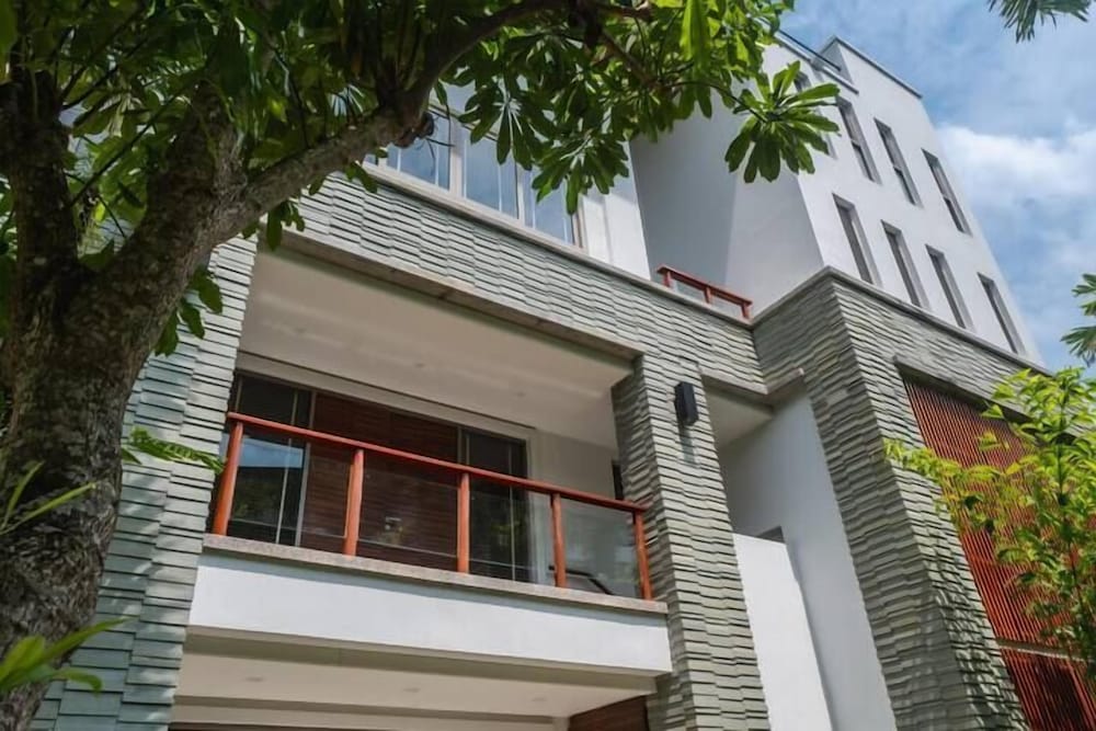 Elegant Beachfront 3BR Condo at Pearl of Naithon
