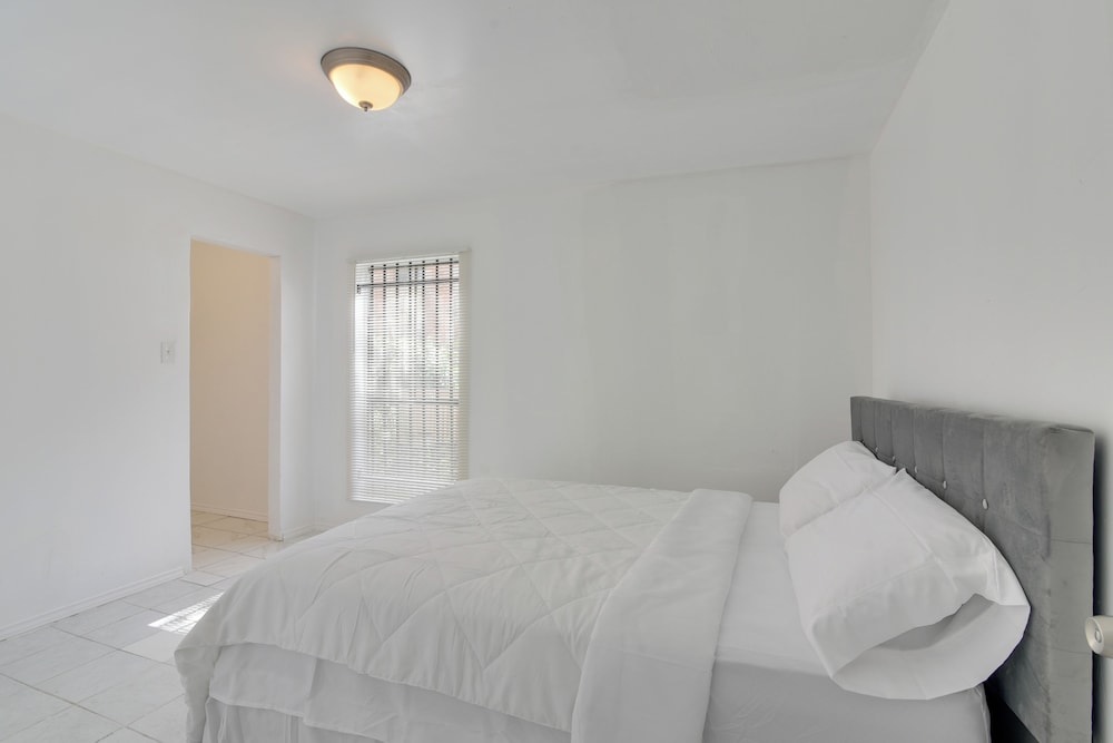15 Mi to Dtwn Houston: Condo in Gated Community