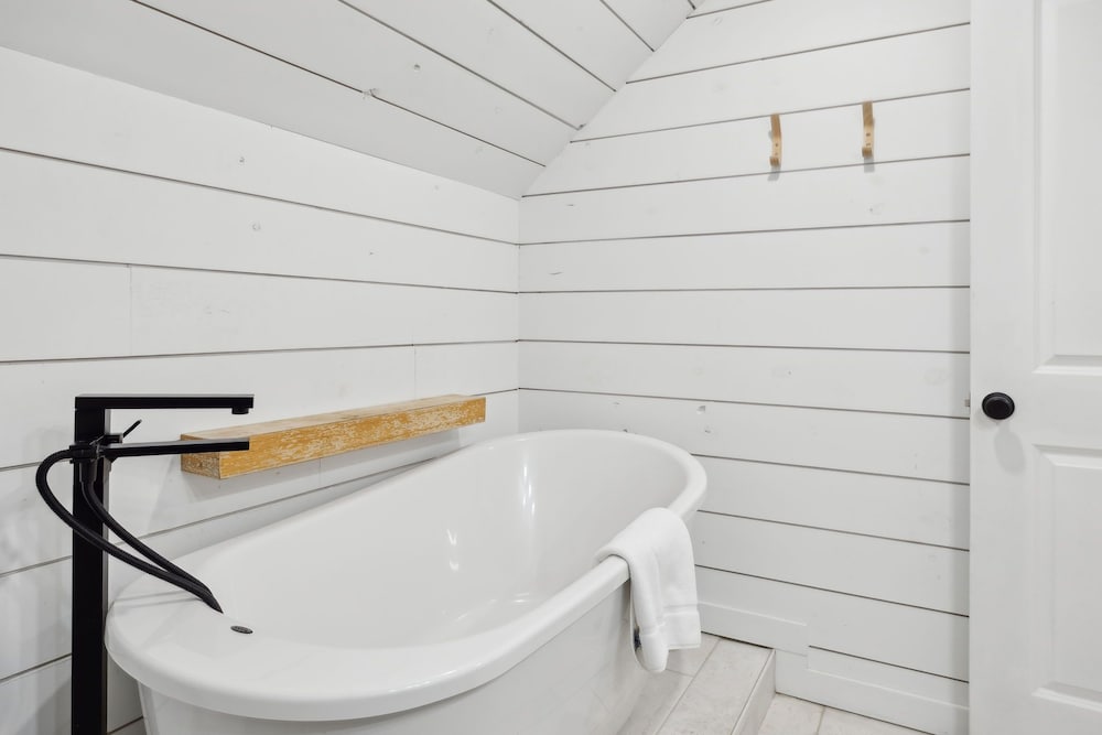 Fox Haven Retreat-modern Cabin-acres of Priv Land