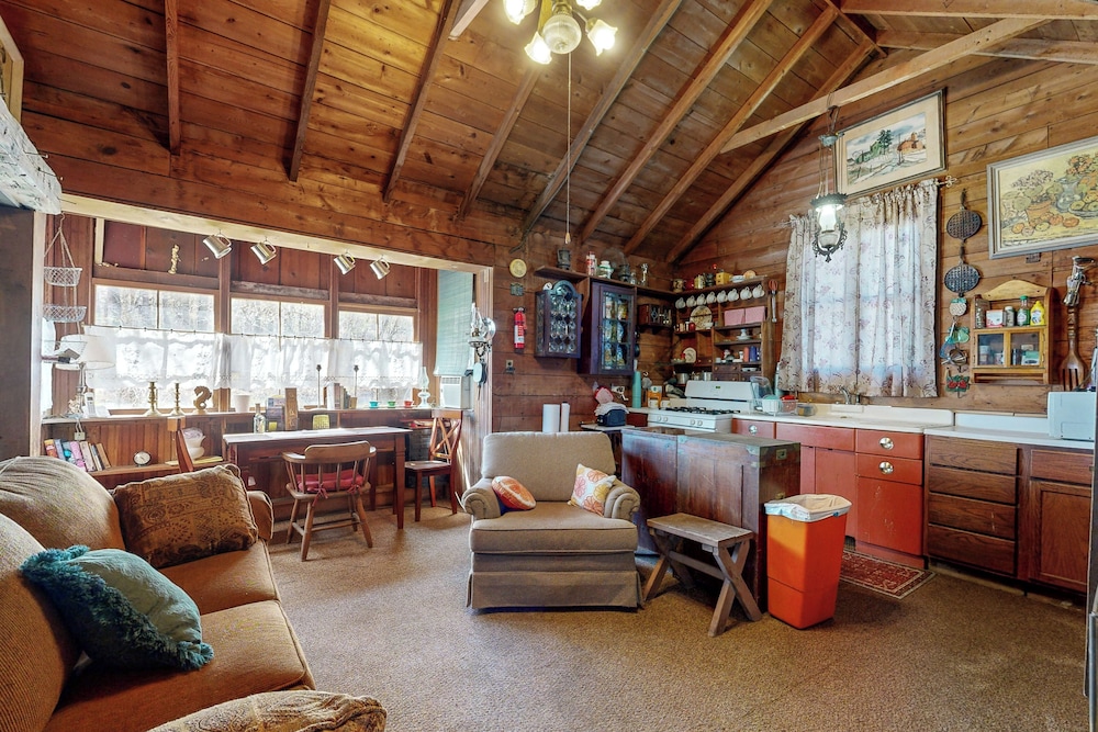 6BR Lakefront Estate w/ Private Piers & Patios