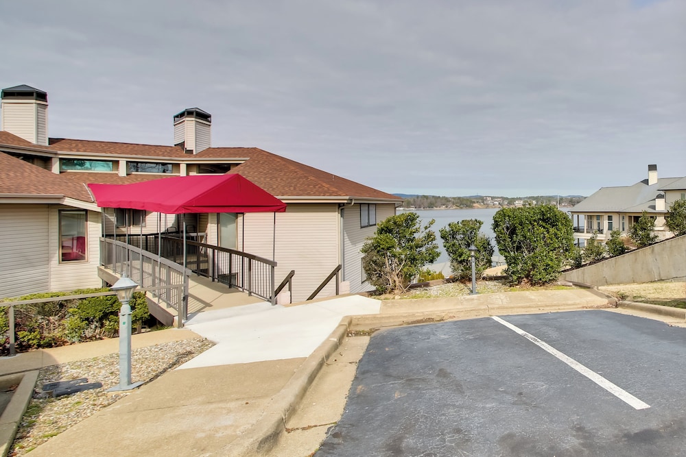 Million-dollar Views: Condo on Lake Hamilton!