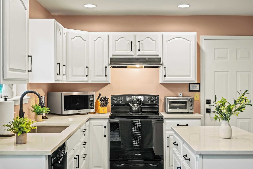 Lakeview Retreat w/ Kayaks, Game Room, Firepits Gated Community w/ Lake + Beach Access