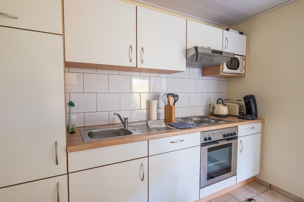 Awad's Yellow Apartment en Rust — kitchen