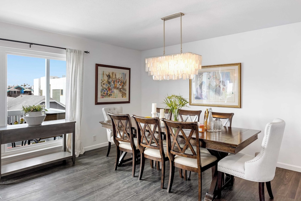 Topside Newport Rooftop Balcony + Ocean Views + Walk to Pier, Marina Village