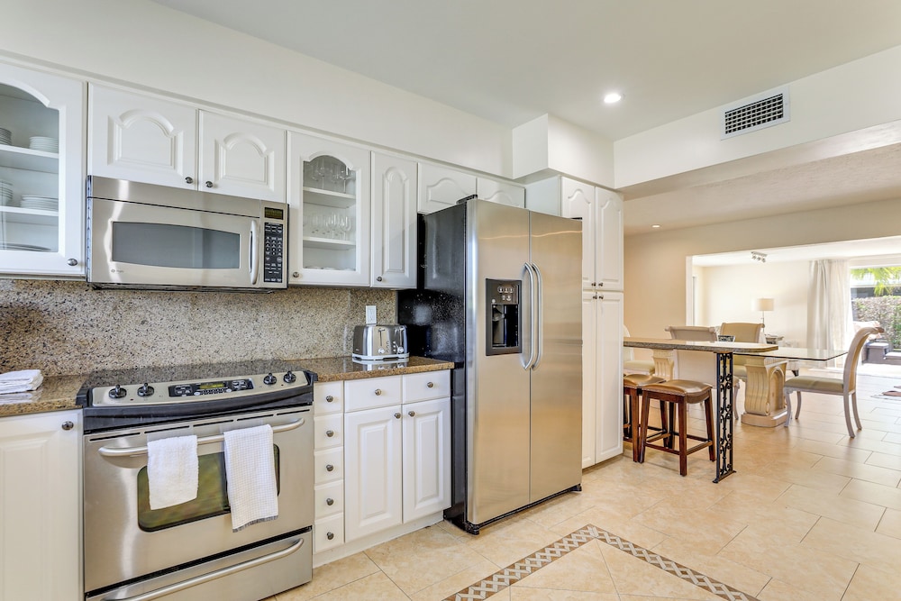 Poolside Oasis 6 Mi to Beaches: Sarasota Hideaway!