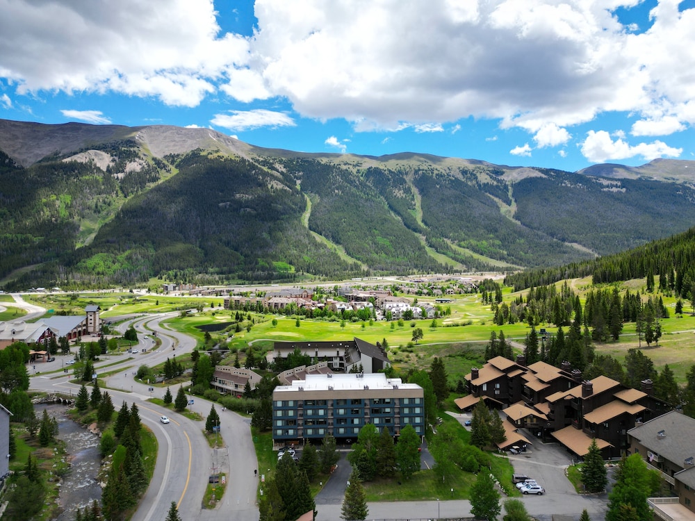 Comfortable Cozy Condo - Short Walk to American Eagle Lift - SH402 by RedAwning