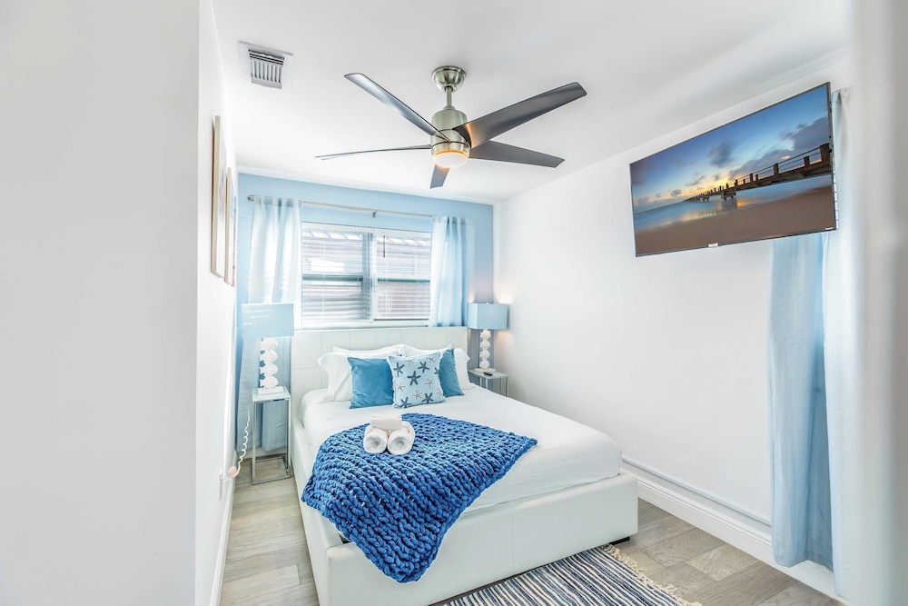 Pool, Hot Tub & Putting Green Near Deerfield Beach Oasis on Fourth by Avantstay