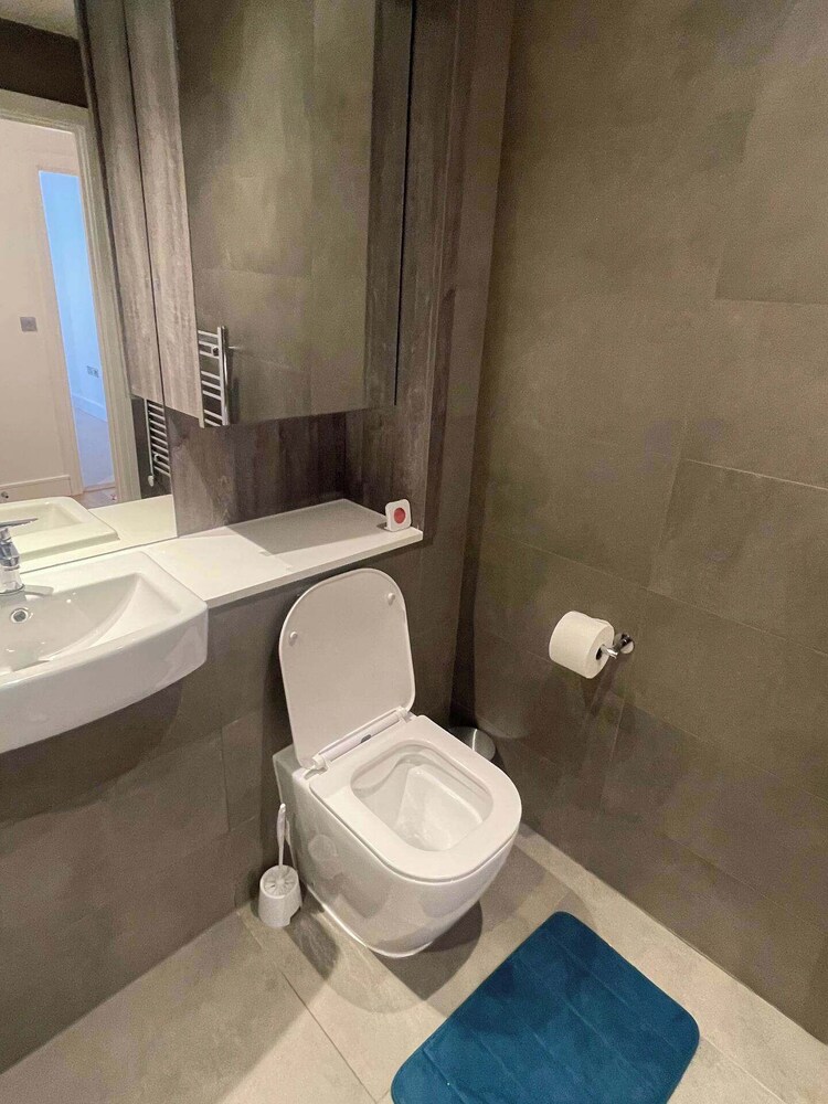 1 Bed Apartment- Sleeps 2, Parking, Pets Allowed