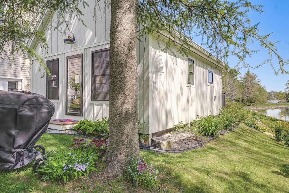 Oceanfront Studio w/ Private Dock in Harpswell!