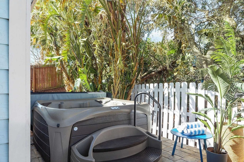 Walk to Beach, Hot Tub, Fire Pit, Arcade Games Cottagecore Coast by Avantstay