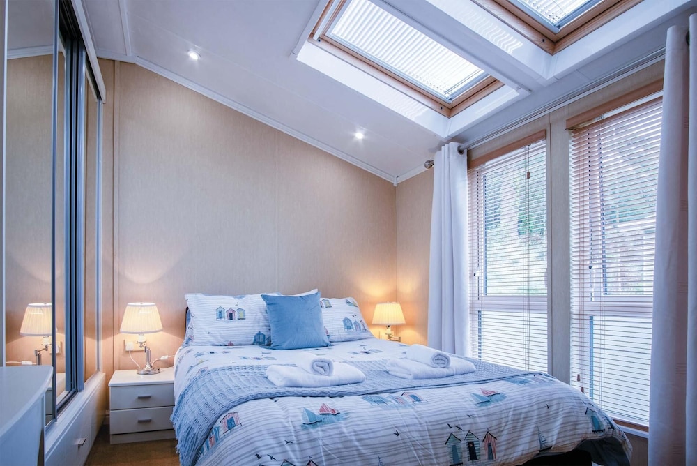 3 Manor Lodge - 2 Bedroom Lodge - Pendine view 4