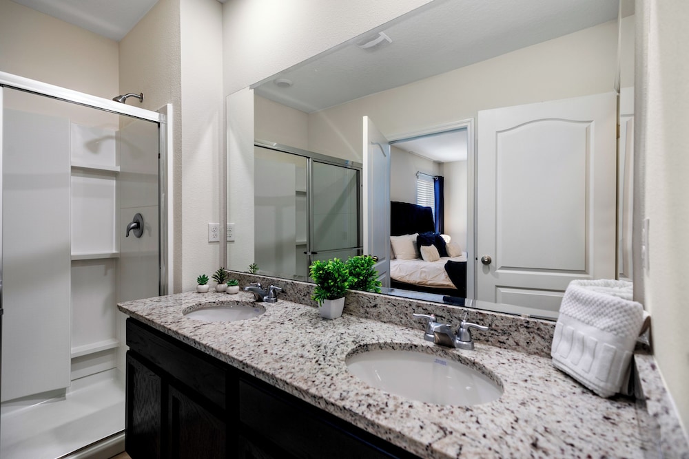 Solterra- LakeView - Private Pool & Spa