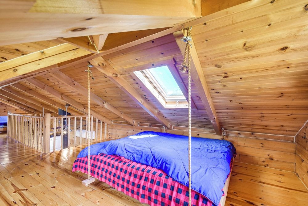 Bellevue Log Cabin w/ Gas Grill & Creek Access