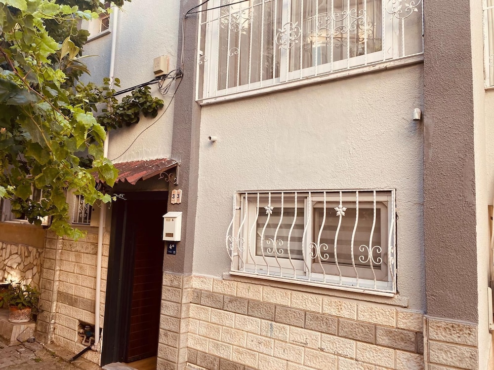 Beautiful 3-bedroom House With Sea View and Garden view 2