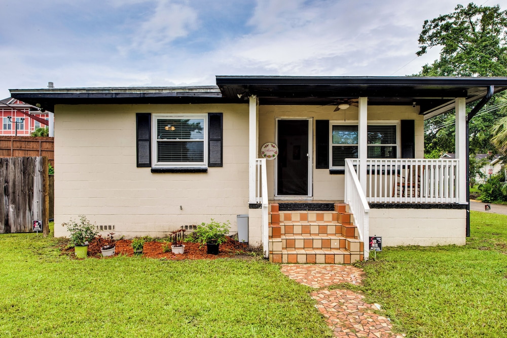Walkable to FSU Campus: Cozy Retreat w/ Deck!