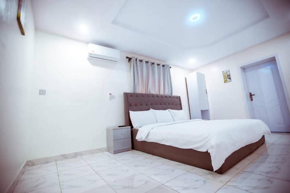 Immaculate 1-bed Apartment in Lagos view 2