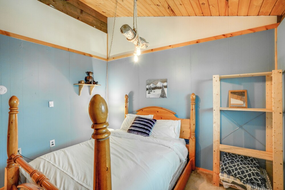 Treehouse Chalet Near Mt. Snow w/ On-site Trails!