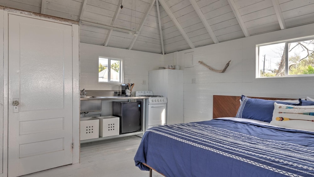 Bungalow 4 - 1br, Waterfront view 5
