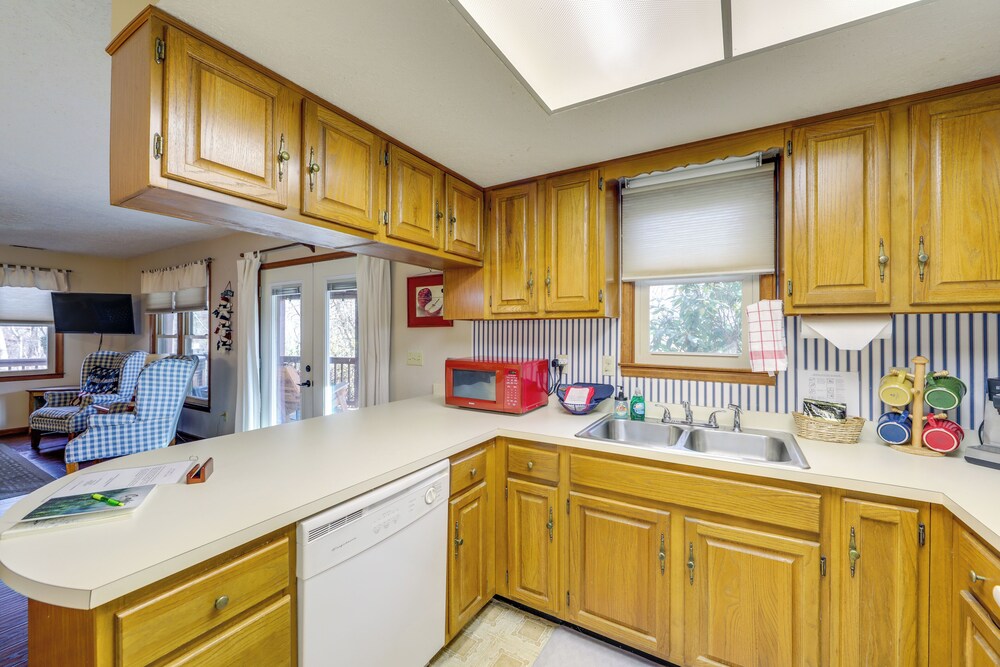 Walk to Golf Course, Mtn-view Maggie Valley Duplex