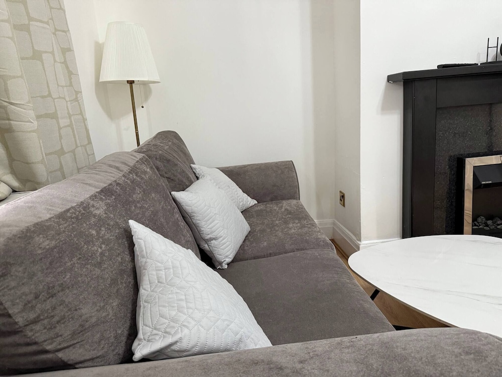 Urban Calm Spacious 3-bed Home With Free Parking