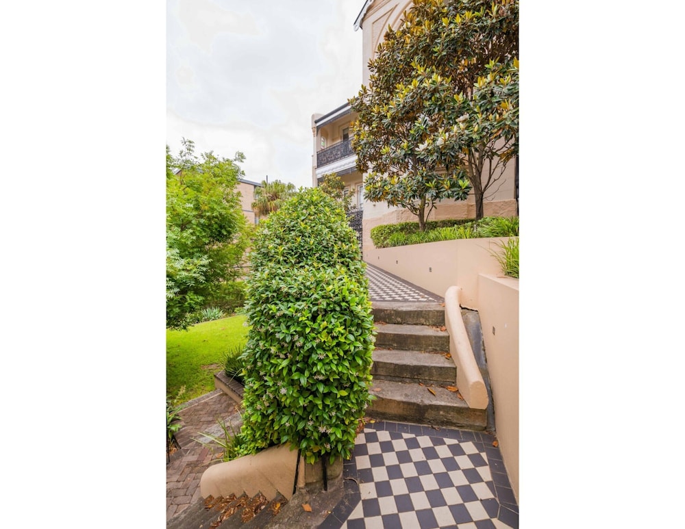 Renovated Studio in Bohemian Area Close to City