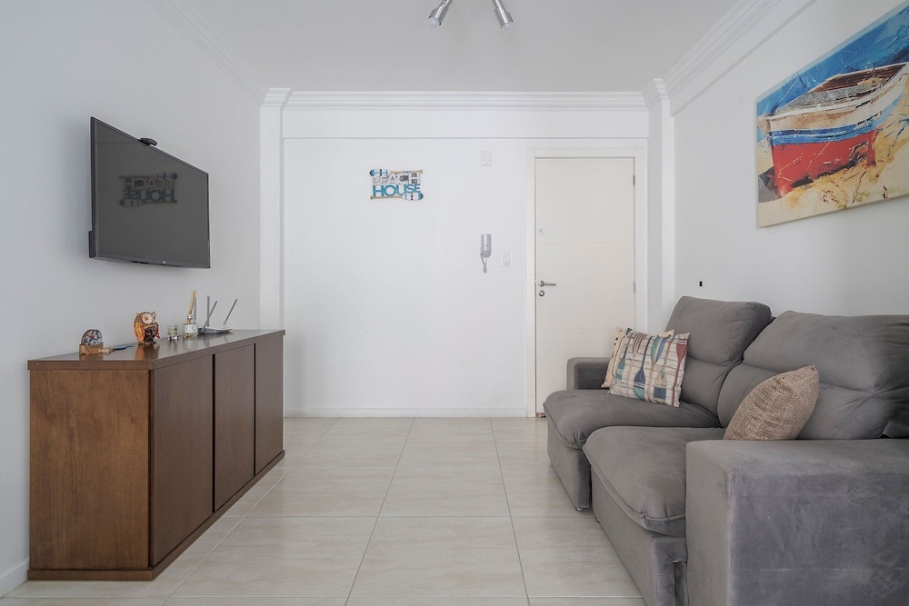 2-bed Apt w/ BBQ - Downtown Bombinhas Caa103