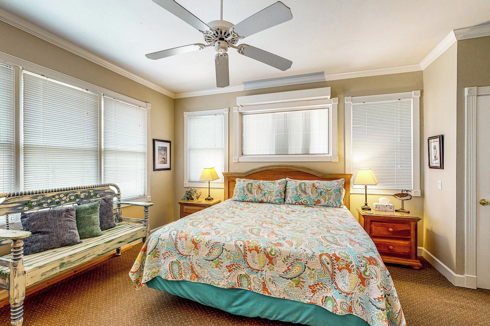 Charming Suwanee House and Bungalow!