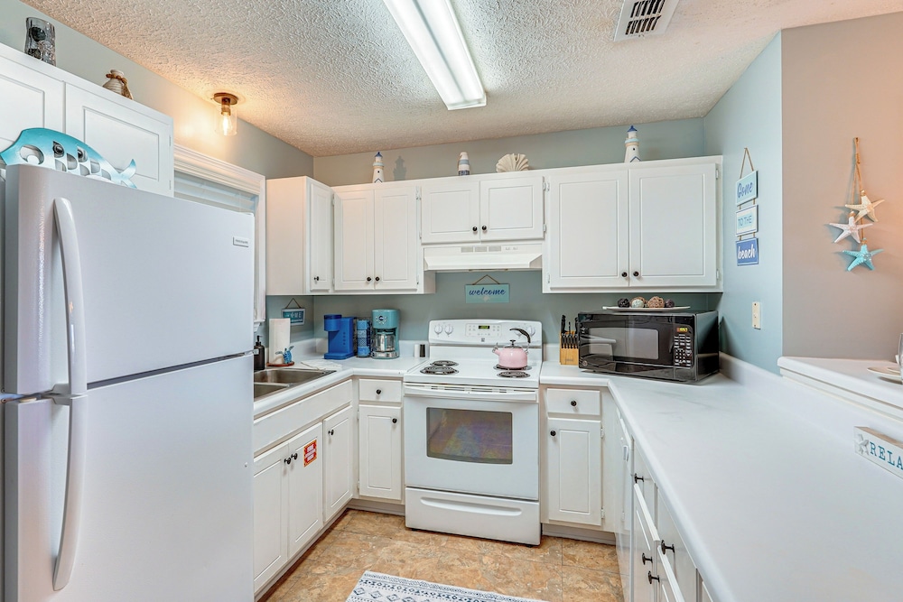Walk to Beach: Condo w/ Balcony in Pcb!