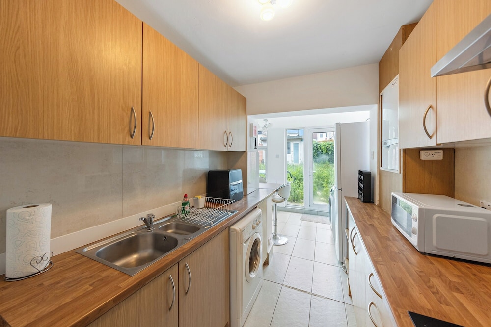 4 Bd House - Sleeps 8 With Garden & Parking