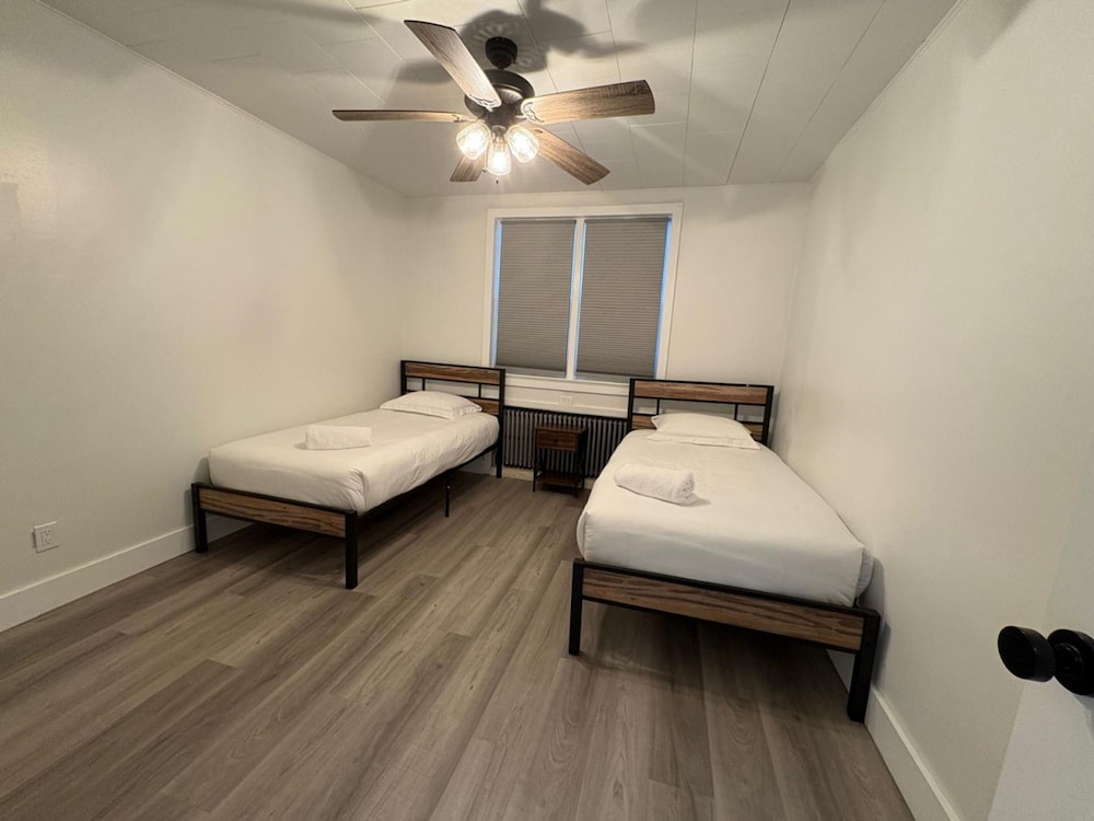 Budget-friendly Home Sleeps 16 Wifi Close to Minyan