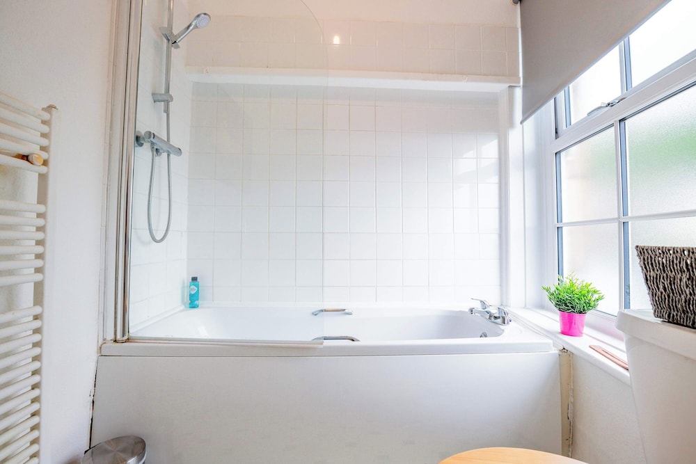 Host Stay Broadbanks Apartment