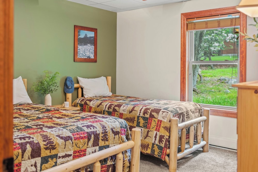Bear Paw Lodge by Avantstay Hot Tub, Deck, & Fire Pit view 5