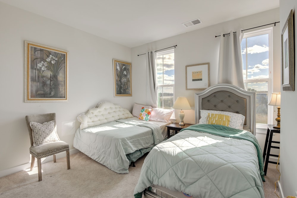 Townhome at Laurel Park: Modern & Spacious Getaway