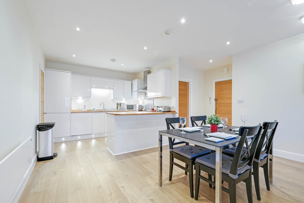 Luxury 3 Bedroom Apartment with Parking