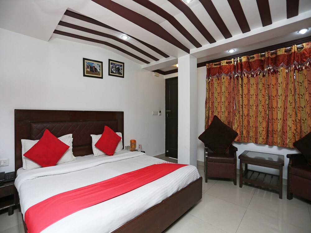 OYO 18568 Ratan Hotel