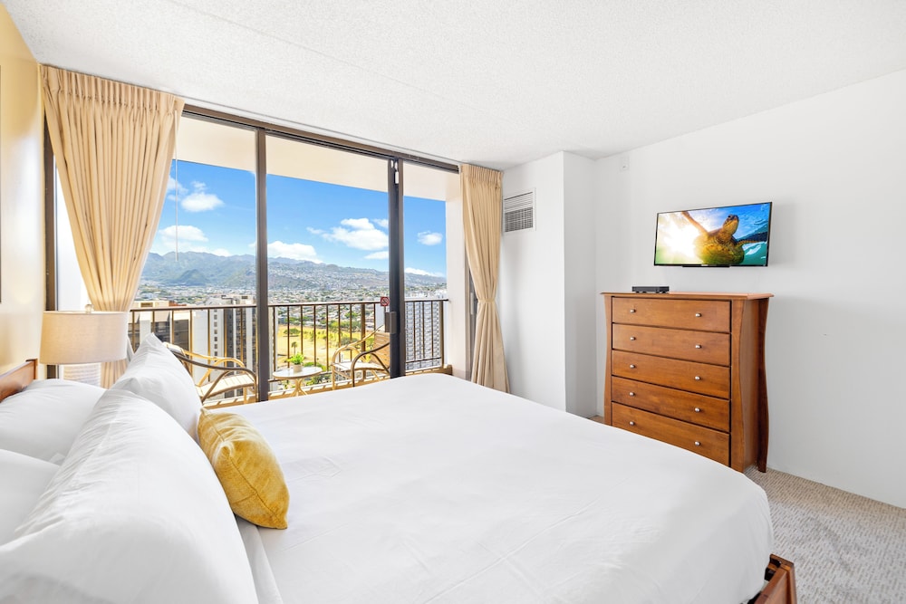 Waikiki Sunset Close to Beach with Parking