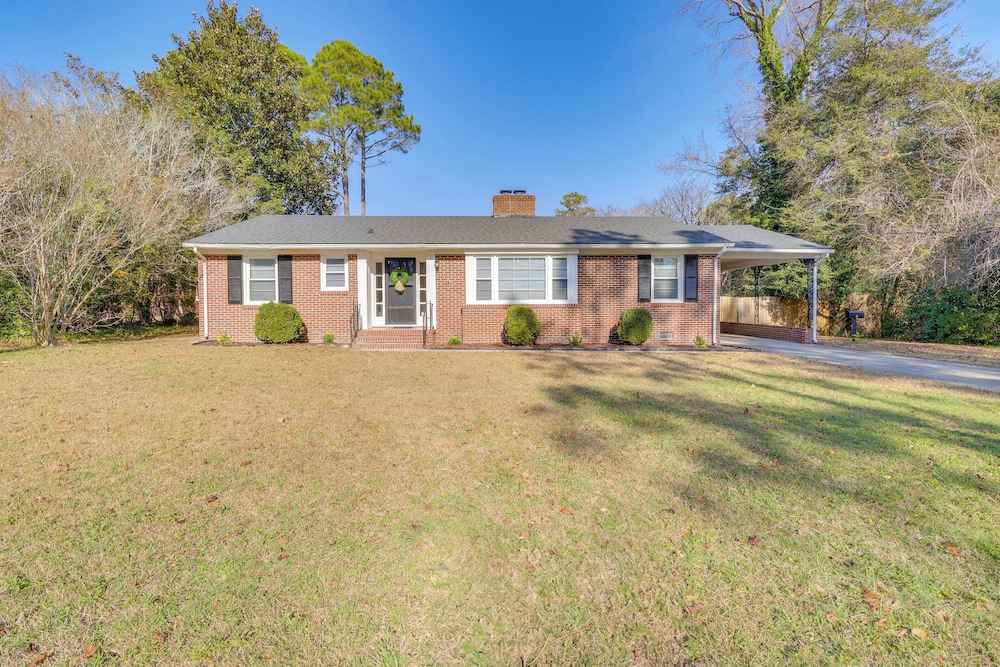 Walk to Chowan University: Dog-friendly Retreat