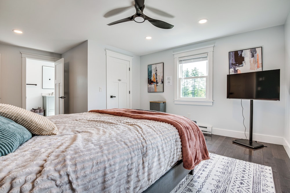 Golf, Hike & Explore: Family Home in Pembroke!