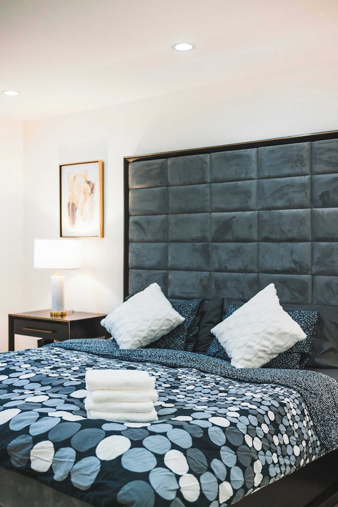 Not Affected by the Fire/spacious Modern Retreat w Luxury Amenities & Style