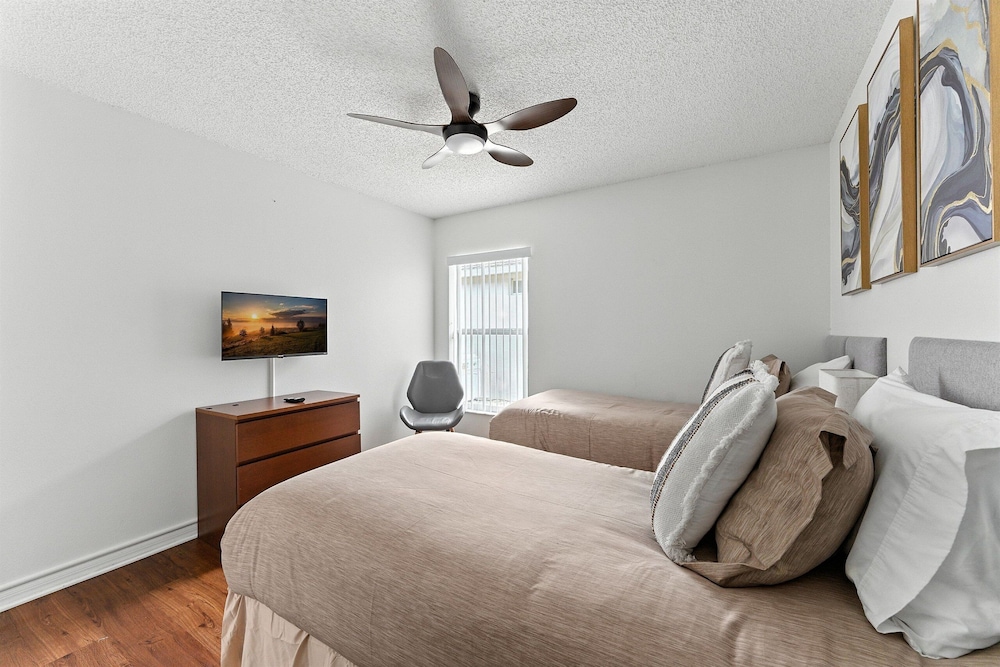 Carpet-free 4BR w/ Pool, 2 Master Bds, Near Disney