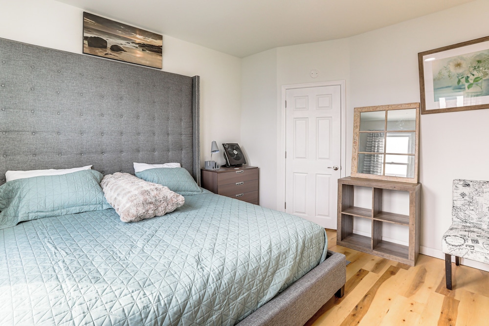 6 Mi to Eagles Games: Stylish Philly Townhome!