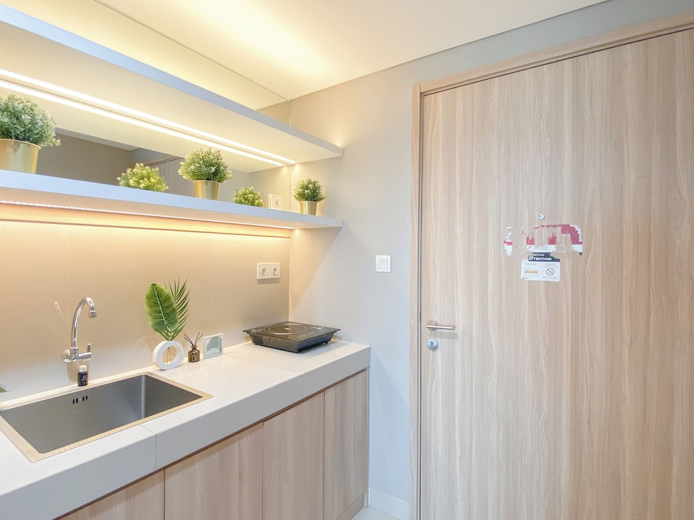Nice And Elegant Studio At Bintaro Embarcadero Apartment