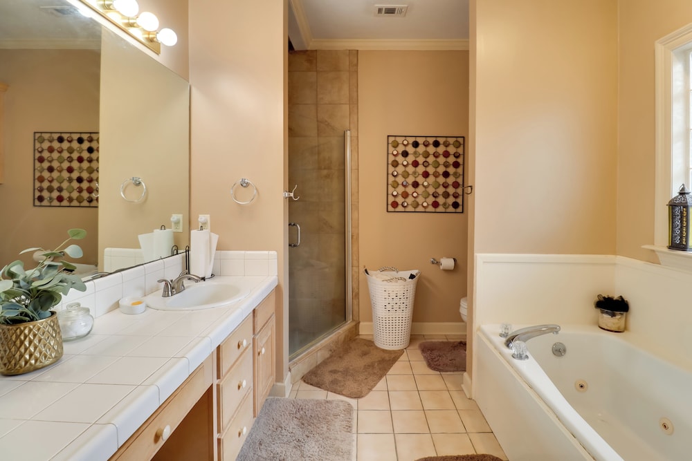 Spacious Suburban Home w/ Pool Access in Ridgeland