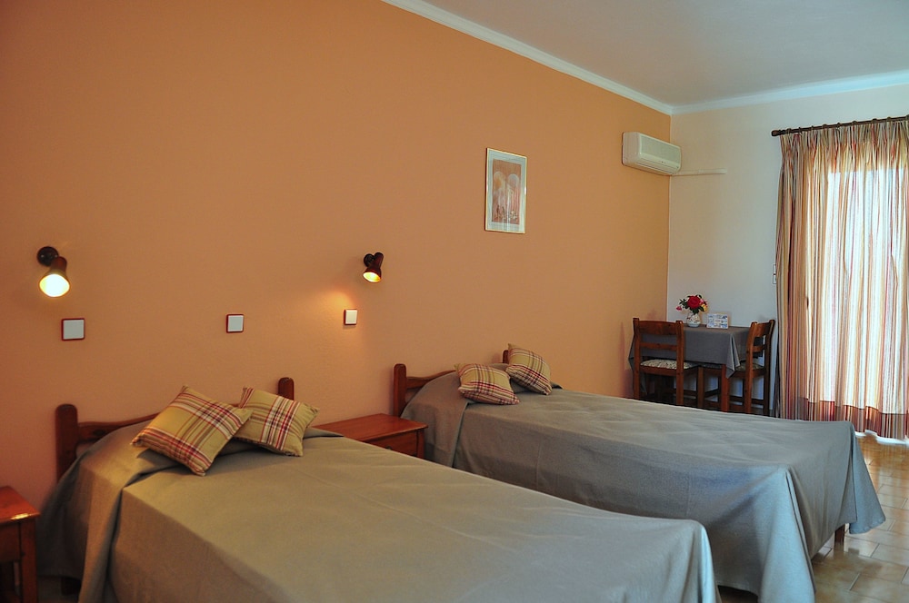 Sandy's Studios Apartments & Log Villas