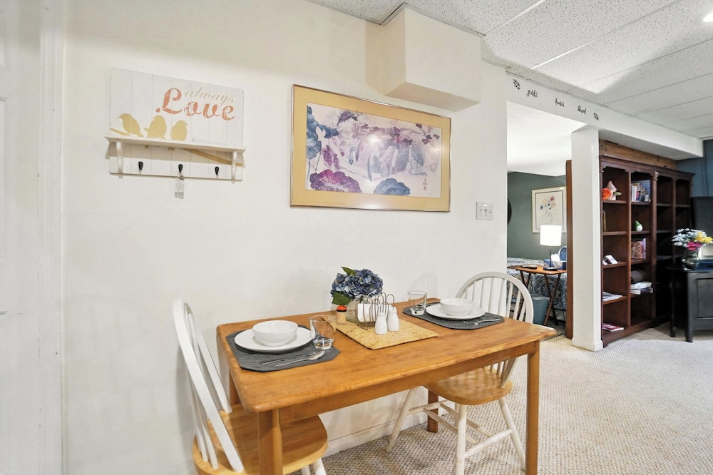 10 Mi to Dtwn: Cozy Couple's Getaway in Cincinnati