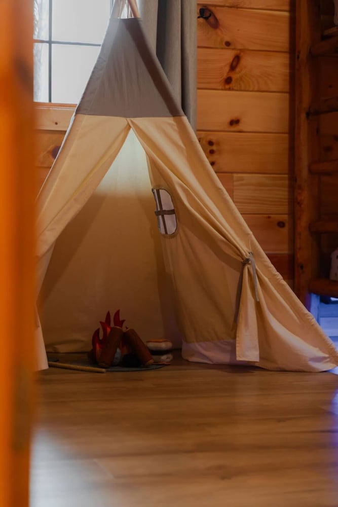 Sleeps 16! Luxury Cabin With Game Room & Hot Tub