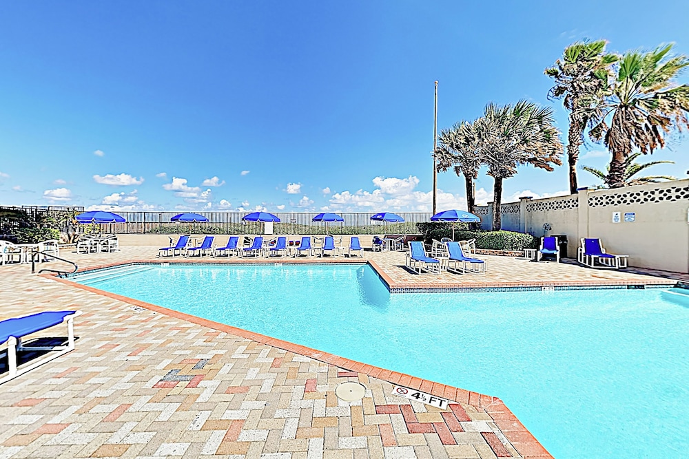 3BR Beachfront Condo w/ Pools & Balcony