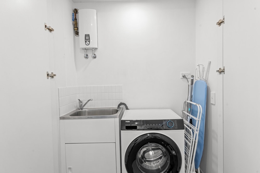 Stylish West End Stay With Rooftop Pool & BBQ