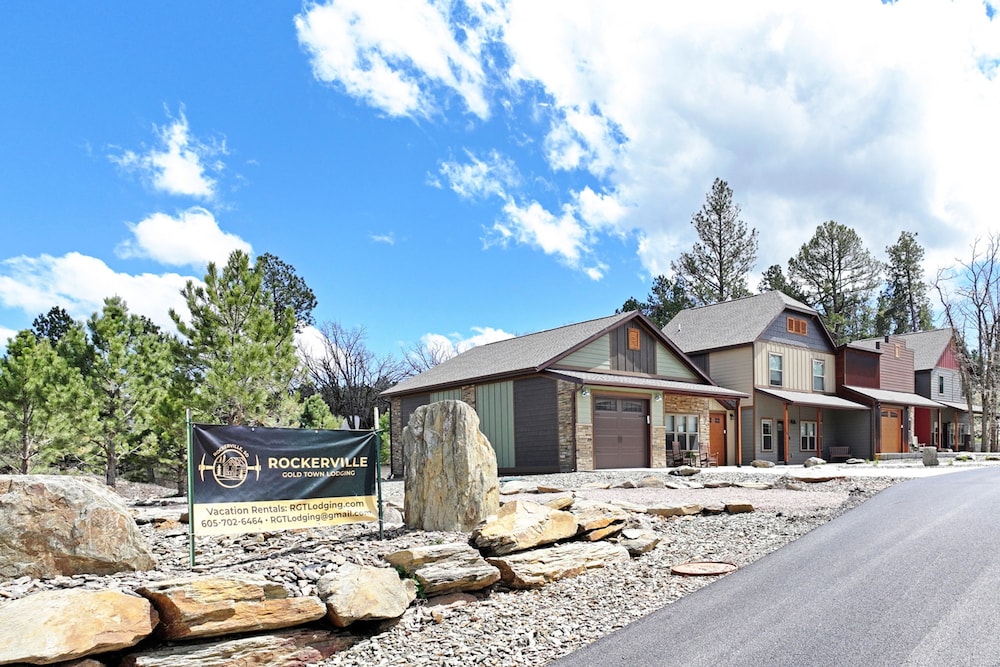 Gold Mining Condo King Bed Modern Comforts