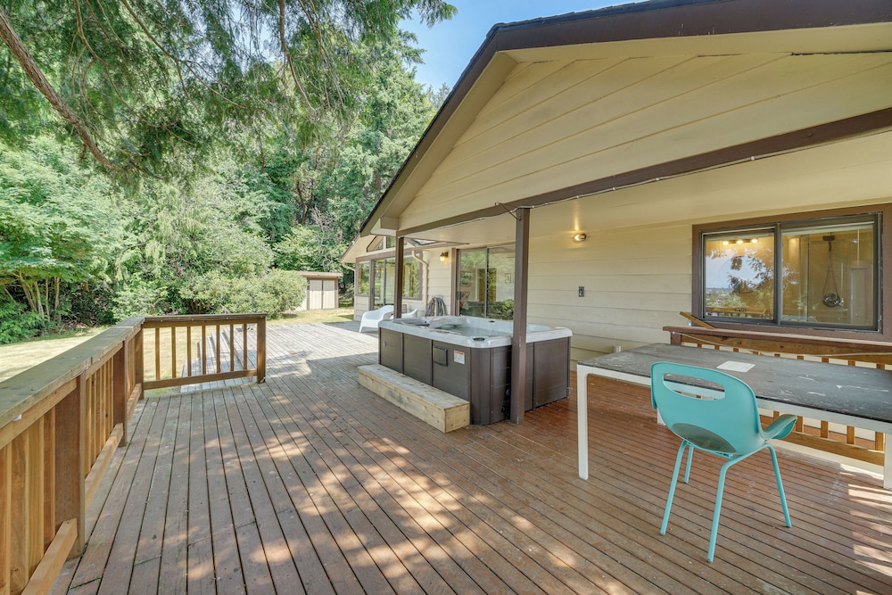 1/2 Mi to Yarrow Bay: Family Home in Kirkland